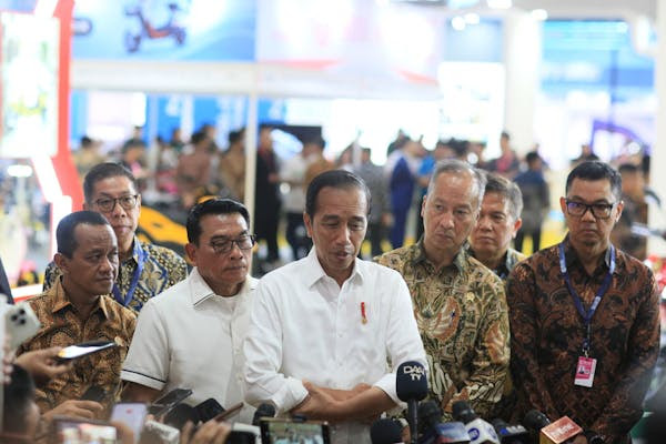 Kunjungi PEVS 2024, Jokowi Optimis Industri Kendaraan Listrik Indonesia Akan Maju