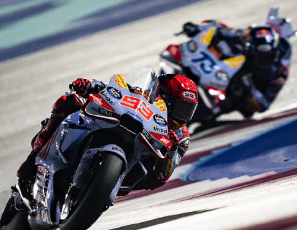 Marc Marquez 'Tiru' Gaya Bagnaia Mengendarai Motor Ducati
