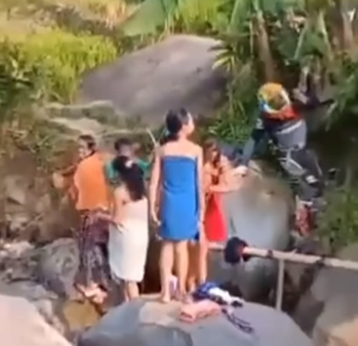 Kocak! Pengendara Motor Cross Terjatuh di Sungai Pas Lagi Ada Wanita Mandi