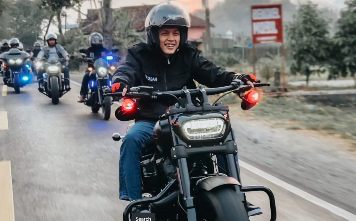 Potret Gus Iqdam Ngabuburit Tampil Keren Mengendarai Motor Harley Davidson!