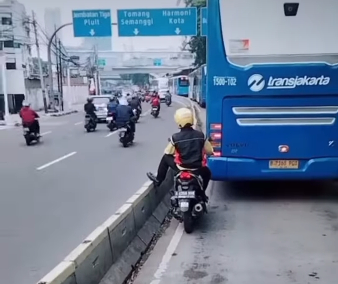 APES! Driver Ojol Pasrah Tertahan di Jalur Busway Padahal Jalan Raya Sampingnya Lancar Jaya