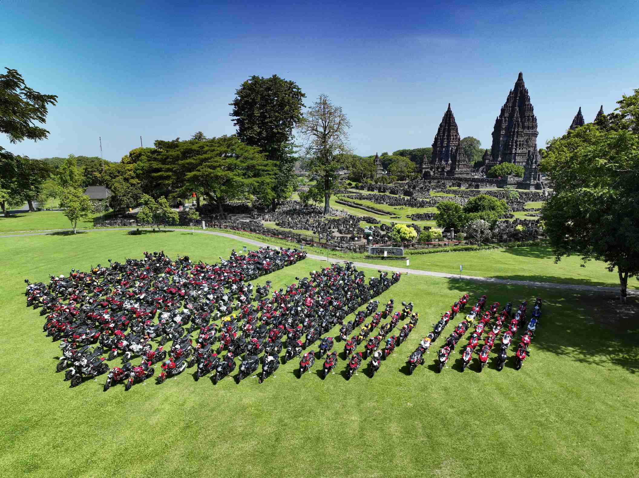 305 Penggemar Ducati Kumpul di Prambanan, Pecahkan Rekor MURI