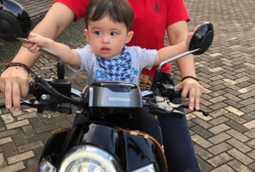 Gaya Anak Sandra Dewi Dibonceng Naik Motor Honda Scoopy, Bikin Netizen Gemas!