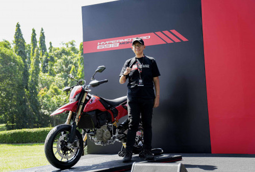 Ducati DesertX Rally dan Hypermotard 698 Mono Meluncur di Candi Prambanan