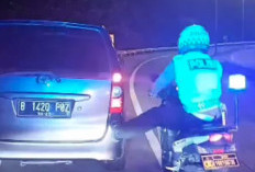 Luar Biasa! Polisi 'Stut' Mobil Pemudik yang Mogok Pakai Motor, Kenali Skutik yang Dipakai 